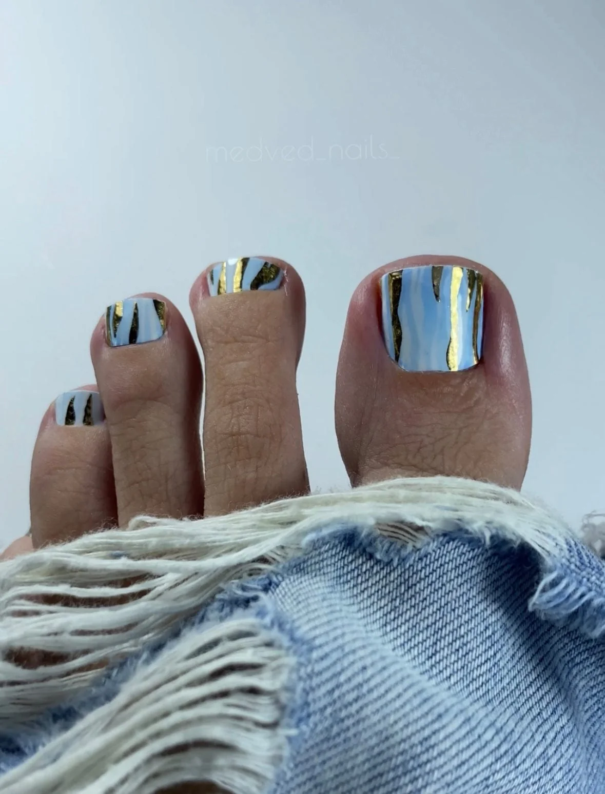 MWF-055 Pedicure Nail Wrap Films - Gold Foil – Full Toe Nail Art for Easy Pedicure - Image 4